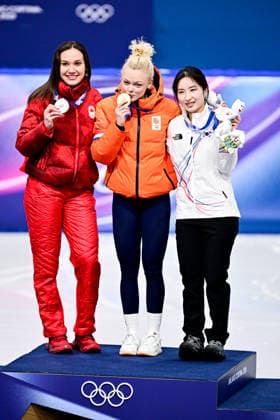 Short Track Speed skating, Eisschnelllauf Women s 1000m Awards, L-R, Courtney SARAULT (CAN) second place, Xandra VELZEBOER (NED) first place, Gilli KIM (KOR) third place, Short Track Speed Skating awards, during Victory Ceremony, at the Olympic Winter games, Winterspiele,Spiele, Summer games Milano Cortina 2026, at Milano Ice Skating Arena, on February 16, 2026 in Milan, Italy. Noxthirdxpartyxsales  aflo_320101470