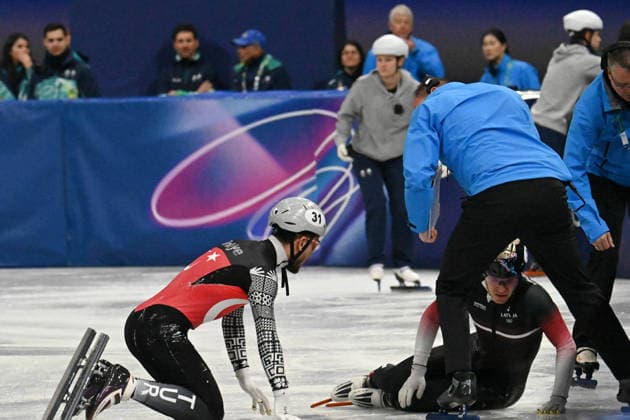 Berzins Reinis (Lhituania) and Akar Furkan (Turkyie) crash during Short Track Speed skating, Eisschnelllauf Men s 500m, Olympic Winter games, Winterspiele,Spiele, Summer games Milano-Cortina 2026 in Milan, Italy, February 16 2026  Copyright: xPasqualexGolia IPAxSportx xipa-agency.netx xx IPA_71607098 IPA_Agency_IPA71607098