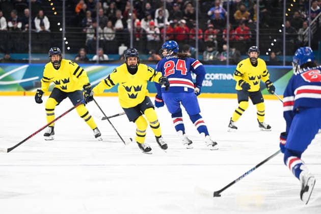 MILANO, ITALIEN 20260216 Sveriges Sofie Lundin och USA:s Joy Dunne under damernas semifinal mellan USA och Sverige i Santagiulia Arena under OS i Milano. *** Bilden ingar i SPORTPAKET. För övriga BETALBILD *** MILANO ITALIEN x10070x *** MILANO, ITALY 20260216 Swedens Sofie Lundin and USAs Joy Dunne during the womens semi-final between USA and Sweden in Santagiulia Arena during the Milan Olympics Picture in SPORTPAKET For others PAYPICTURE MILANO ITALY x10070x  Copyright: xJessicaxGow TTx OS 2026 ISHOCKEY USA-SVERIGE SEMIFINAL