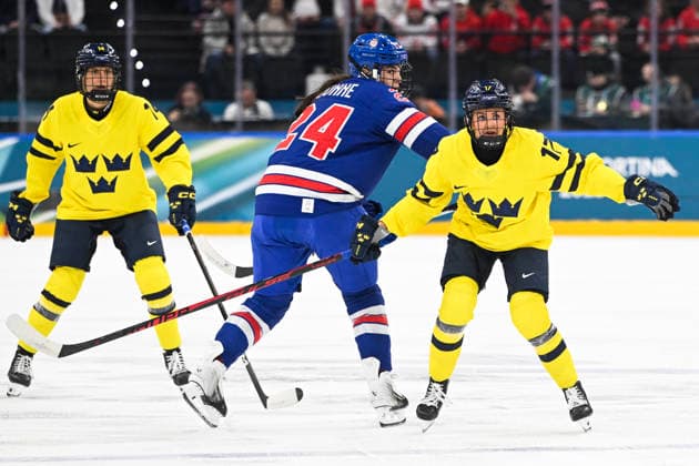 MILAN, ITALY 20260216 Sweden s Sofie Lundin and USA s Joy Dunne during the women s semifinal between USA and Sweden at Santagiulia Arena during the Milan Olympics. *** Image included in SPORTS PACKAGE. For others PAID IMAGE *** MILANO ITALY x10070x *** MILAN, ITALY 20260216 Sweden s Sofie Lundin and USA s Joy Dunne during the women s semifinal between USA and Sweden at Santagiulia Arena during the Milan Olympics Image included in SPORTS PACKAGE For others PAID IMAGE MILANO ITALY x10070x  Copyright: xJessicaxGow TTx OS 2026 ICE HOCKEY USA-SWEDEN SEMI-FINALS