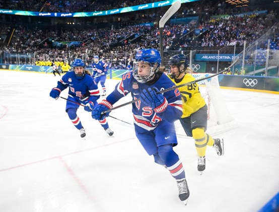 MILANO, ITALIEN 20260216 USA:s Alex Carpenter och Caroline Harvey mot Sveriges Nicole Hall under damernas semifinal mellan USA och Sverige i Santagiulia Arena under OS i Milano. *** Bilden ingar i SPORTPAKET. För övriga BETALBILD *** MILANO ITALIEN x10070x *** MILANO, ITALY 20260216 USAs Alex Carpenter and Caroline Harvey against Swedens Nicole Hall during the womens semi-final between USA and Sweden in Santagiulia Arena during the Milan Olympics Picture in SPORT PACKAGE For others PAY PICTURE MILANO ITALY x10070x  Copyright: xJessicaxGow TTx OS 2026 ISHOCKEY USA-SVERIGE SEMIFINAL