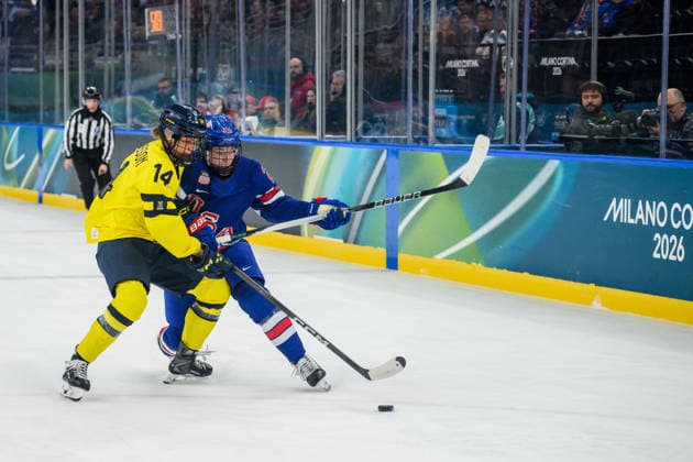 260216 Ida Karlsson of Sweden and Tessa Janecke of USA in the women s Ice hockey, Eishockey semifinal between USA and Sweden during day 10 of the 2026 Winter Olympics on February 16, 2026 in Milan. Photo: Carl Sandin BILDBYRAN kod CS EW0638 ishockey ice hockey Olympic Games, Olympische Spiele, Olympia, OS olympics winter olympics os ol olympiska spel vinter-os olympiske leker milano cortina 2026 milan cortina 2026 milano cortina 2026 olympic games milano cortina 2026 winter olympic games milano cortina-os milano cortina-ol vinter-ol 10 bbeng semifinal sverige sweden dam usa *** 260216 Ida Karlsson of Sweden and Tessa Janecke of USA in the women s ice hockey semifinal between USA and Sweden during day 10 of the 2026 Winter Olympics on February 16, 2026 in Milan Photo Carl Sandin BILDBYRAN kod CS EW0638 ishockey ice hockey olympic games olympics winter olympics os ol olympiska spel vinter os olympiske leker milano cortina 2026 milan cortina 2026 milano cortina 2026 olympic games milano cortina 2026 winter olympic games milano cortina os milano cortina ol vinter ol 10 bbeng semifinal sverige sweden dam usa  Copyright: CARLxSANDIN BB260216CS064