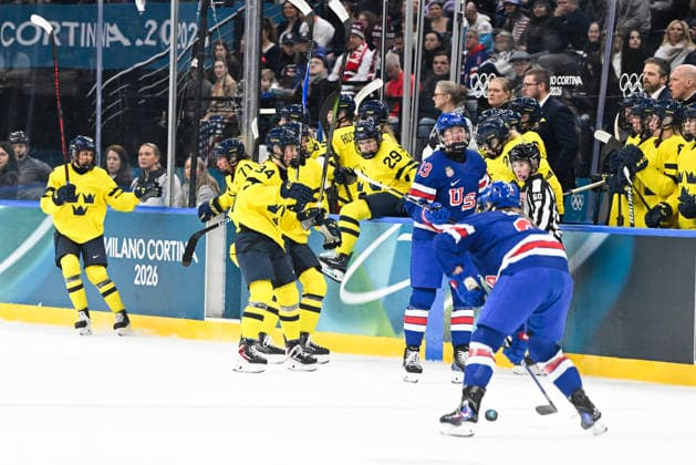 MILANO, ITALIEN 20260216 Sveriges lag byter under damernas semifinal mellan USA och Sverige i Santagiulia Arena under OS i Milano. *** Bilden ingar i SPORTPAKET. För övriga BETALBILD *** MILANO ITALIEN x10070x *** MILANO, ITALY 20260216 The Swedish team switches during the womens semi-final between the USA and Sweden in the Santagiulia Arena during the Milan Olympics Picture in SPORTPAKET For others PAY PICTURE MILANO ITALY x10070x  Copyright: xJessicaxGow TTx OS 2026 ISHOCKEY USA-SVERIGE SEMIFINAL