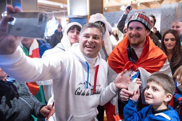 OLYMPICS - Winter Olympic Games, Olympische Spiele, Olympia, OS Milano Cortina 2026 BORMIO,ITALY,16.FEB.26 - OLYMPICS, ALPINE SKIING - Winter Olympic Games Milano Cortina 2026, slalom, men, reception for medalists. Image shows Fabio Gstrein (AUT) and fans. Keywords: medal.  GEPAxpictures xHaraldxSteiner