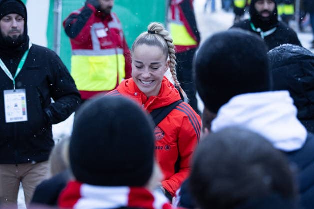 Deutschland: Fußball Google Pixel Frauen-Bundesliga, 18. Spieltag - SV Werder Bremen vs FC Bayern München - Weserstadion Platz 11 (Bremen) Spielabsage wegen Unbespielbarkeit des Platzes, Porträt Porträtfoto Portrat Symbolfoto Giulia Gwinn (Bayern München, 7)