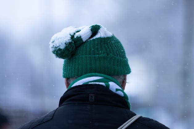 Deutschland: Fußball Google Pixel Frauen-Bundesliga, 18. Spieltag - SV Werder Bremen vs FC Bayern München - Weserstadion Platz 11 (Bremen) Spielabsage wegen Unbespielbarkeit des Platzes, Porträt Porträtfoto Portrat Symbolfoto, Schnee, Logo