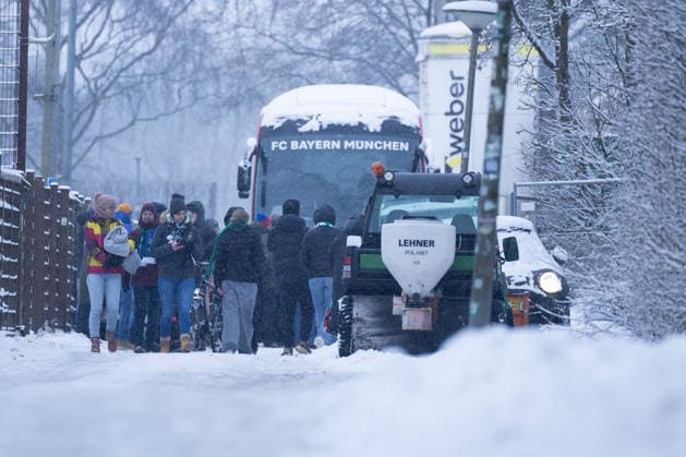 Deutschland: Fußball Google Pixel Frauen-Bundesliga, 18. Spieltag - SV Werder Bremen vs FC Bayern München - Weserstadion Platz 11 (Bremen) Spielabsage wegen Unbespielbarkeit des Platzes, Porträt Porträtfoto Portrat Symbolfoto, Schnee, Logo