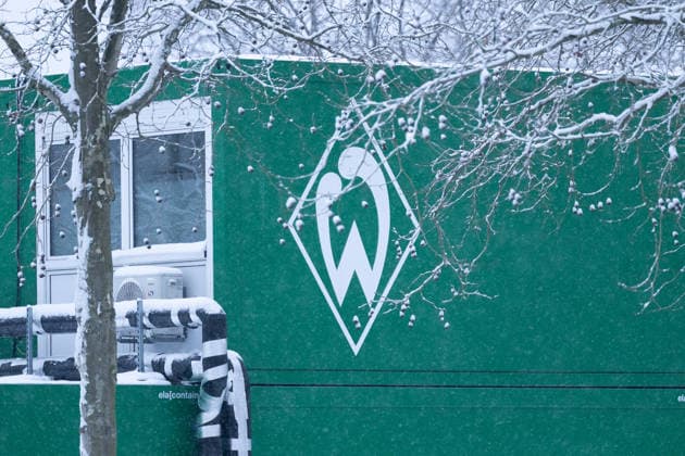 Deutschland: Fußball Google Pixel Frauen-Bundesliga, 18. Spieltag - SV Werder Bremen vs FC Bayern München - Weserstadion Platz 11 (Bremen) Spielabsage wegen Unbespielbarkeit des Platzes, Porträt Porträtfoto Portrat Symbolfoto, Schnee, Logo