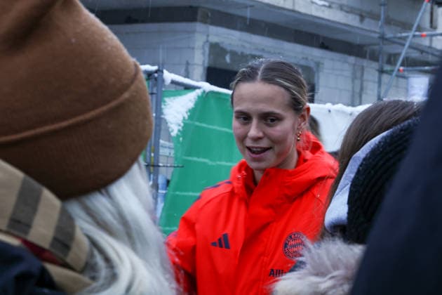 Deutschland: Google Pixel Frauen-Bundesliga 2025 26 SV Werder Bremen Frauen vs. FC Bayern München Frauen 18. Spieltag 16.02.2026 Weserplatz 11 (Bremen, Deutschland) Klara Bühl (FC Bayern München, 17) Fotos mit den Fans nach Spielabsage Copyright: xSümeyyexAkcöltekinx