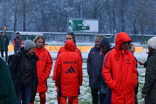 Deutschland: Google Pixel Frauen-Bundesliga 2025 26 SV Werder Bremen Frauen vs. FC Bayern München Frauen 18. Spieltag 16.02.2026 Weserplatz 11 (Bremen, Deutschland) Glodis Perla Viggosdottir (FC Bayern München, 4), Ena Mahmutovic (FC Bayern München, 32) Copyright: xSümeyyexAkcöltekinx