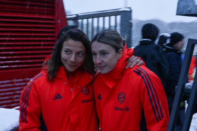 Deutschland: Google Pixel Frauen-Bundesliga 2025 26 SV Werder Bremen Frauen vs. FC Bayern München Frauen 18. Spieltag 16.02.2026 Weserplatz 11 (Bremen, Deutschland) Arianna Caruso (FC Bayern München, 27), Barbara Dunst (FC Bayern München, 28) Copyright: xSümeyyexAkcöltekinx