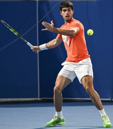 Qatar ExxonMobil Open 2026 - Day One DOHA, QATAR FEBRUARY 16: Carlos Alcaraz of Spain is seen during a practice session with Stefanos Tsitsipas of Greece ahead of the Qatar ExxonMobil Open at the Khalifa International Tennis and Squash Complex on February 16, 2026 in Doha, Qatar. Doha Qatar  Copyright: xArturxWidakx originalFilename:widak-qatarexx260216_npzI3.jpg