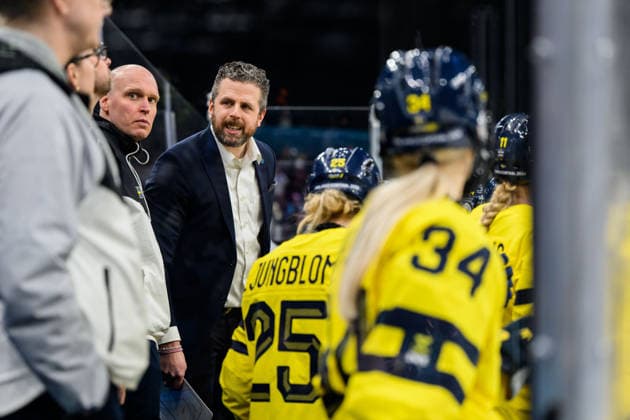 260216 Head coach Ulf Lundberg of Sweden in the women s Ice hockey, Eishockey semifinal between USA and Sweden during day 10 of the 2026 Winter Olympics on February 16, 2026 in Milan. Photo: Carl Sandin BILDBYRAN kod CS EW0638 ishockey ice hockey Olympic Games, Olympische Spiele, Olympia, OS olympics winter olympics os ol olympiska spel vinter-os olympiske leker milano cortina 2026 milan cortina 2026 milano cortina 2026 olympic games milano cortina 2026 winter olympic games milano cortina-os milano cortina-ol vinter-ol 10 bbeng semifinal sverige sweden dam usa *** 260216 Head coach Ulf Lundberg of Sweden in the women s ice hockey semifinal between USA and Sweden during day 10 of the 2026 Winter Olympics on February 16, 2026 in Milan Photo Carl Sandin BILDBYRAN kod CS EW0638 ishockey ice hockey olympic games olympics winter olympics os ol olympiska spel vinter os olympiske leker milano cortina 2026 milan cortina 2026 milano cortina 2026 olympic games milano cortina 2026 winter olympic games milano cortina os milano cortina ol vinter ol 10 bbeng semifinal sverige sweden dam usa  Copyright: CARLxSANDIN BB260216CS088