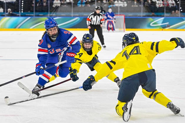 MILANO, ITALIEN 20260216 USA:s Kirsten Simms utmanas av Sveriges Ebba Hedqvist och Ida Karlsson under damernas semifinal mellan USA och Sverige i Santagiulia Arena under OS i Milano. *** Bilden ingar i SPORTPAKET. För övriga BETALBILD *** MILANO ITALIEN x10070x *** MILANO, ITALY 20260216 USAs Kirsten Simms is challenged by Swedens Ebba Hedqvist and Ida Karlsson during the womens semi-final between USA and Sweden in Santagiulia Arena during the Milan Olympics Picture in SPORT PACKAGE For others PAY PICTURE MILANO ITALY x10070x  Copyright: xJessicaxGow TTx OS 2026 ISHOCKEY USA-SVERIGE SEMIFINAL