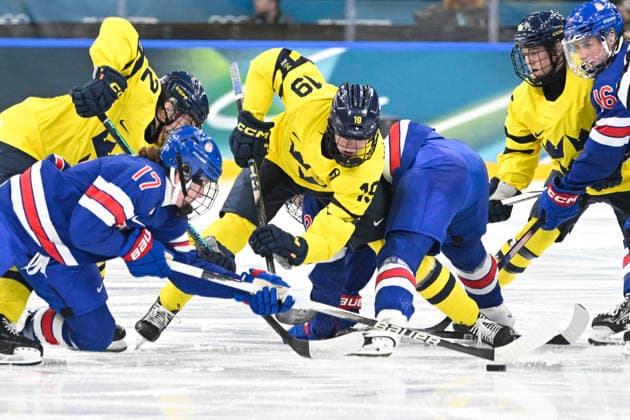 MILANO, ITALIEN 20260216 Sveriges Sara Hjalmarsson 19 mot USA:s Britta Curl 17 under damernas semifinal mellan USA och Sverige i Santagiulia Arena under OS i Milano. *** Bilden ingar i SPORTPAKET. För övriga BETALBILD *** MILANO ITALIEN x10070x *** MILANO, ITALY 20260216 Swedens Sara Hjalmarsson 19 against USAs Britta Curl 17 during the womens semi-final between USA and Sweden in Santagiulia Arena during the Olympics in Milan Picture in SPORTPAKET For others PAYPICTURE MILANO ITALY x10070x  Copyright: xJessicaxGow TTx OS 2026 ISHOCKEY USA-SVERIGE SEMIFINAL
