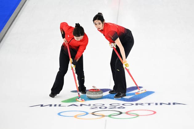 (260216) -- CORTINA D AMPEZZO, Feb. 16, 2026 -- Han Yu (L) and Jiang Jiayi of China compete during the curling women round robin session 7 match between China and Canada at the 2026 Milan-Cortina Winter Olympics in Cortina, Italy, Feb. 16, 2026. ) (MICO2026)ITALY-CORTINA D AMPEZZO-OLYMPIC Winter games, Winterspiele,Spiele, Summer games CURLING-WOMEN-ROUND ROBIN-CHN VS CAN LianxYi 