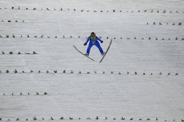 Predazzo, Italien 16. Februar 2026: Skispringen Super Team Männer - Olympia 2026 Im Bild: Fatih Arda IPCIOGLU (TUR) im Flug Ski jumping, Skispringen, Ski, nordisch Stadium *** Predazzo, Italy February 16, 2026 Ski Jumping Super Team Men Olympic Games 2026 In the picture Fatih Arda IPCIOGLU TUR in flight Ski Jumping Stadium Copyright: xFotostandx xHettichx