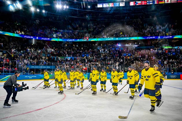 MILANO, ITALIEN 20260216 Damkronorna efter semifinalen mellan USA och Sverige i Santagiulia Arena under OS i Milano. *** Bilden ingar i SPORTPAKET. För övriga BETALBILD *** MILANO ITALIEN x10070x *** MILANO, ITALY 20260216 The womens team after the semi-final between the USA and Sweden in the Santagiulia Arena during the Milan Olympics The image is included in the SPORT PACKAGE For others PAY PICTURE MILANO ITALY x10070x  Copyright: xJessicaxGow TTx OS 2026 ISHOCKEY USA-SVERIGE SEMIFINAL