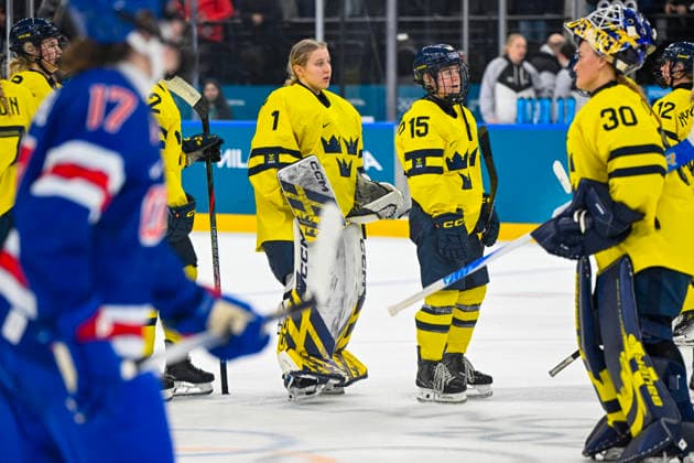MILAN, ITALY 20260216 Sweden s goalkeeper Ebba Svensson Träff ( 1) and Lisa Johansson ( 15) are sad after the women s semifinal between the USA and Sweden at the Santagiulia Arena during the Milan Olympics. *** The image is included in the SPORTS PACKAGE. For others PAID IMAGE *** MILANO ITALY x10070x *** MILAN, ITALY 20260216 Sweden s goalkeeper Ebba Svensson Träff 1 and Lisa Johansson 15 are sad after the women s semifinal between the USA and Sweden at the Santagiulia Arena during the Milan Olympics The image is included in the SPORTS PACKAGE For others PAID IMAGE MILANO ITALY x10070x  Copyright: xJessicaxGow TTx OS 2026 ICE HOCKEY USA-SWEDEN SEMI-FINALS