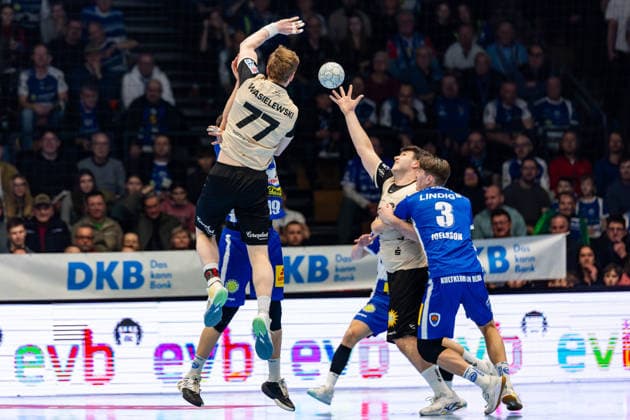 16.02.206, GER, Handball, Maenner, Saison 25 26, Daikin 1.Bl, 21.Spieltag, ThSV Eisenach - Bergischer HC Johannes Wasielewski (Bergischer HC), Tillman Leu (ThSV Eisenach,99), Aron Seesing (Bergischer HC), Oskar Joelsson (ThSV Eisenach,3) 99817 Eisenach Werner-Assmann-Halle Am Sportp Thueringen Deutschland