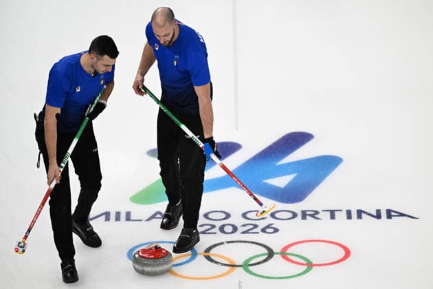 (260216) -- CORTINA D AMPEZZO, Feb. 16, 2026 -- Amos Mosaner (R) of Italy competes during the curling men s round robin session 8 match between China and Italy at the 2026 Milan-Cortina Winter Olympics in Cortina, Italy, Feb. 16, 2026. ) (MICO2026)ITALY-CORTINA D AMPEZZO-OLYMPIC Winter games, Winterspiele,Spiele, Summer games CURLING-MEN-ROUND ROBIN-CHN VS ITA LianxYi 