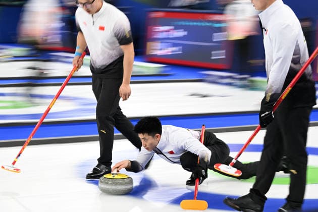 (260216) -- CORTINA D AMPEZZO, Feb. 16, 2026 -- Fei Xueqing (bottom) of China competes during the curling men s round robin session 8 match between China and Italy at the 2026 Milan-Cortina Winter Olympics in Cortina, Italy, Feb. 16, 2026. ) (MICO2026)ITALY-CORTINA D AMPEZZO-OLYMPIC Winter games, Winterspiele,Spiele, Summer games CURLING-MEN-ROUND ROBIN-CHN VS ITA LianxYi 
