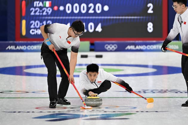 (260216) -- CORTINA D AMPEZZO, Feb. 16, 2026 -- Fei Xueqing (C) of China competes during the curling men s round robin session 8 match between China and Italy at the 2026 Milan-Cortina Winter Olympics in Cortina, Italy, Feb. 16, 2026. ) (MICO2026)ITALY-CORTINA D AMPEZZO-OLYMPIC Winter games, Winterspiele,Spiele, Summer games CURLING-MEN-ROUND ROBIN-CHN VS ITA LianxYi 