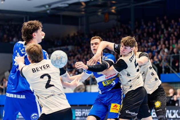 16.02.206, GER, Handball, Maenner, Saison 25 26, Daikin 1.Bl, 21.Spieltag, ThSV Eisenach - Bergischer HC Soeren Steinhaus (Bergischer HC), Max Benecke (ThSV Eisenach,9) 99817 Eisenach Werner-Assmann-Halle Am Sportp Thueringen Deutschland