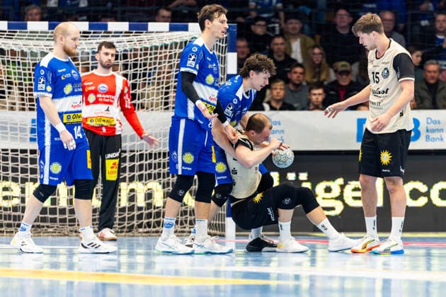 16.02.206, GER, Handball, Maenner, Saison 25 26, Daikin 1.Bl, 21.Spieltag, ThSV Eisenach - Bergischer HC Fynn Hangstein (Bergischer HC), Tillman Leu (ThSV Eisenach,99), Phillip Meyer (ThSV Eisenach,27) 99817 Eisenach Werner-Assmann-Halle Am Sportp Thueringen Deutschland