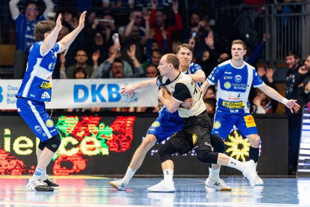 16.02.206, GER, Handball, Maenner, Saison 25 26, Daikin 1.Bl, 21.Spieltag, ThSV Eisenach - Bergischer HC Fynn Hangstein (Bergischer HC), Oskar Joelsson (ThSV Eisenach,3) 99817 Eisenach Werner-Assmann-Halle Am Sportp Thueringen Deutschland