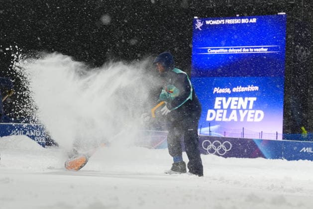 February 16, 2026, Livigno, Italy: Crews work to clear the finish area during a weather delay ahead of the women s freeski big air final at the Milano Cortina 2026 Winter Olympic Games, Olympische Spiele, Olympia, OS in Livigno, Italy on Monday, Feb. 16, 2026. Canada News - February 16, 2026  - ZUMAc35_ 20260216_zaf_c35_118 Copyright: xSeanxKilpatrickx