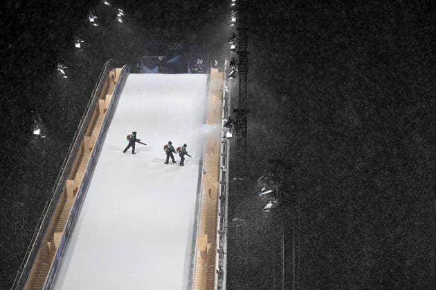 (260216) -- LIVIGNO, Feb. 16, 2026 -- Staff members make preparation before the freestyle skiing women s freeski big air final at the Milan-Cortina 2026 Olympic Winter games, Winterspiele,Spiele, Summer games in Livigno, Italy, Feb. 16, 2026. ) (MICO2026)ITALY-LIVIGNO-OLYMPIC WINTER GAMES-FREESTYLE SKIING-WOMEN S BIG AIR-FINAL XiaxYifang 