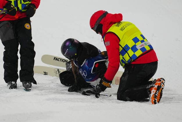 (260216) -- LIVIGNO, Feb. 16, 2026 -- Liu Mengting (L) of China falls during the training before the freestyle skiing women s freeski big air final at the Milan-Cortina 2026 Olympic Winter games, Winterspiele,Spiele, Summer games in Livigno, Italy, Feb. 16, 2026. ) (MICO2026)ITALY-LIVIGNO-OLYMPIC WINTER GAMES-FREESTYLE SKIING-WOMEN S BIG AIR-FINAL HuxChao 