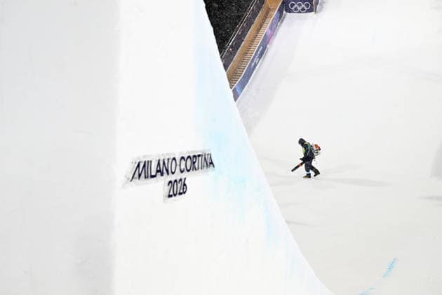 (260216) -- LIVIGNO, Feb. 16, 2026 -- A staff member makes preparation before the freestyle skiing women s freeski big air final at the Milan-Cortina 2026 Olympic Winter games, Winterspiele,Spiele, Summer games in Livigno, Italy, Feb. 16, 2026. ) (MICO2026)ITALY-LIVIGNO-OLYMPIC WINTER GAMES-FREESTYLE SKIING-WOMEN S BIG AIR-FINAL XiaxYifang 