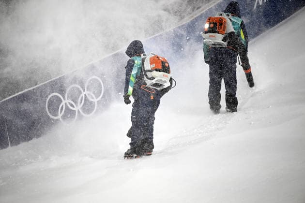 (260216) -- LIVIGNO, Feb. 16, 2026 -- Staff members make preparation before the freestyle skiing women s freeski big air final at the Milan-Cortina 2026 Olympic Winter games, Winterspiele,Spiele, Summer games in Livigno, Italy, Feb. 16, 2026. ) (MICO2026)ITALY-LIVIGNO-OLYMPIC WINTER GAMES-FREESTYLE SKIING-WOMEN S BIG AIR-FINAL XiaxYifang 