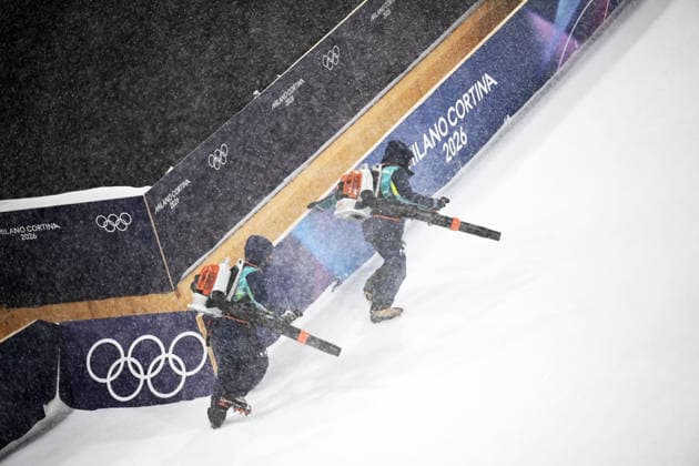 (260216) -- LIVIGNO, Feb. 16, 2026 -- Staff members make preparation before the freestyle skiing women s freeski big air final at the Milan-Cortina 2026 Olympic Winter games, Winterspiele,Spiele, Summer games in Livigno, Italy, Feb. 16, 2026. ) (MICO2026)ITALY-LIVIGNO-OLYMPIC WINTER GAMES-FREESTYLE SKIING-WOMEN S BIG AIR-FINAL XiaxYifang 