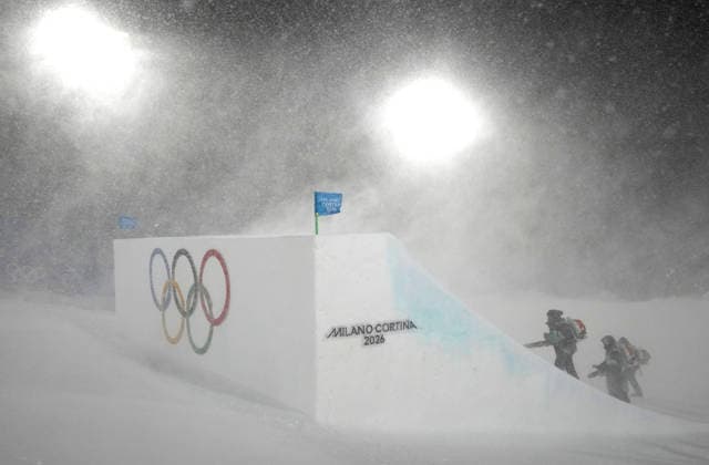 Course workers try to blow snow from the jump during a heavy snowstorm before the start of the Women s Freeski Big Air Final at the Milano Cortina 2026 Winter Olympic Games, Olympische Spiele, Olympia, OS in Livigno, Italy, on Monday, February 16, 2026.  OLY20260216806 BOBxSTRONG