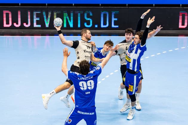 16.02.206, GER, Handball, Maenner, Saison 25 26, Daikin 1.Bl, 21.Spieltag, ThSV Eisenach - Bergischer HC Tomas Babak (Bergischer HC), Stephan Seitz (ThSV Eisenach,44), Tillman Leu (ThSV Eisenach,99) 99817 Eisenach Werner-Assmann-Halle Am Sportp Thueringen Deutschland
