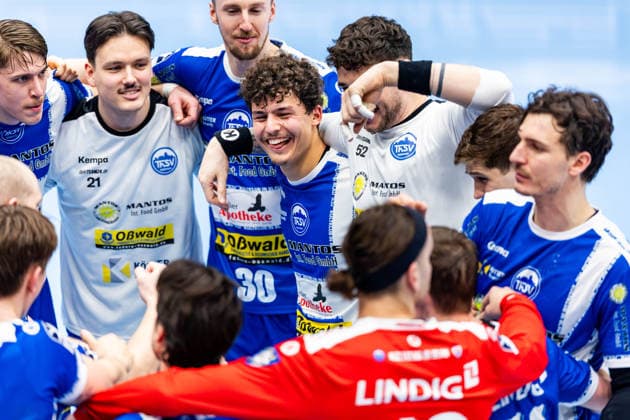 16.02.206, GER, Handball, Maenner, Saison 25 26, Daikin 1.Bl, 21.Spieltag, ThSV Eisenach - Bergischer HC Gian Attenhofer (ThSV Eisenach,11) jubelt gemeinsam mit der Mannschaft 99817 Eisenach Werner-Assmann-Halle Am Sportp Thueringen Deutschland