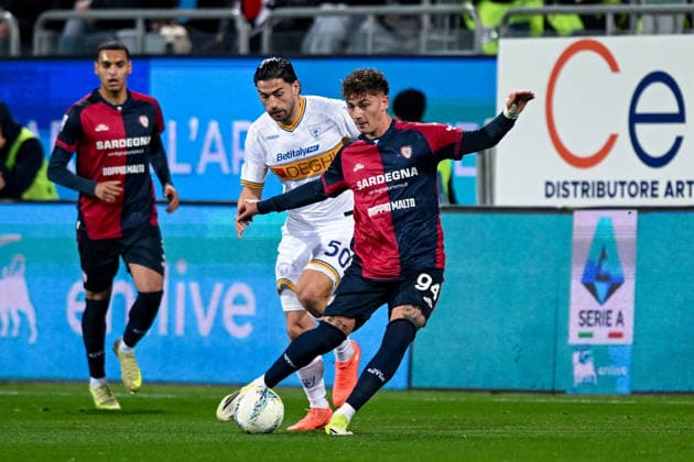 Cagliari s Sebastiano Esposito in action during the Serie A soccer match between Cagliari Calcio and Lecce at the Unipol Domus in Cagliari, Sardinia - Monday, 16th February 2026. - Soccer  Copyright: x Â®xGianlucaxZuddas LaPressex