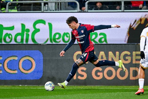 Cagliari s Sebastiano Esposito in action during the Serie A soccer match between Cagliari Calcio and Lecce at the Unipol Domus in Cagliari, Sardinia - Monday, 16th February 2026. - Soccer  Copyright: x Â®xGianlucaxZuddas LaPressex