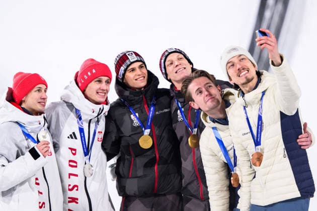 260216 Silver medalists Pawel Wasek and Tomasiak Kacper, gold medalists Jan Hoerl and Stephan Embacher and bronze medalists Kristoffer Eriksen Sundal and Johann Andre Forfang of Norway celebrate on the podium after the men s super team large hill skiing jumping third round during day 10 of the 2026 Winter Olympics on February 16, 2026 in Predazzo. Photo: Maxim Thore BILDBYRAN kod MT MT0989 skidor cross-country skiing langrenn Olympic Games, Olympische Spiele, Olympia, OS olympics winter olympics os ol olympiska spel vinter-os olympiske leker milano cortina 2026 milan cortina 2026 milano cortina 2026 olympic games milano cortina 2026 winter olympic games milano cortina-os milano cortina-ol vinter-ol 10 bbeng jubel Bronze brons Norway norge *** 260216 Silver medalists Pawel Wasek and Tomasiak Kacper, gold medalists Jan Hoerl and Stephan Embacher and bronze medalists Kristoffer Eriksen Sundal and Johann Andre Forfang of Norway celebrate on the podium after the men s super team large hill skiing jumping third round during day 10 of the 2026 Winter Olympics on February 16, 2026 in Predazzo Photo Maxim Thore BILDBYRAN kod MT MT0989 skidor cross country skiing langrenn olympic games olympics winter olympics os ol olympiska spel vinter os olympiske leker milano cortina 2026 milan cortina 2026 milano cortina 2026 olympic games milano cortina 2026 winter olympic games milano cortina os milano cortina ol vinter ol 10 bbeng jubel Bronze brons Norway norge  Copyright: MAXIMxTHORE BB260216MT019