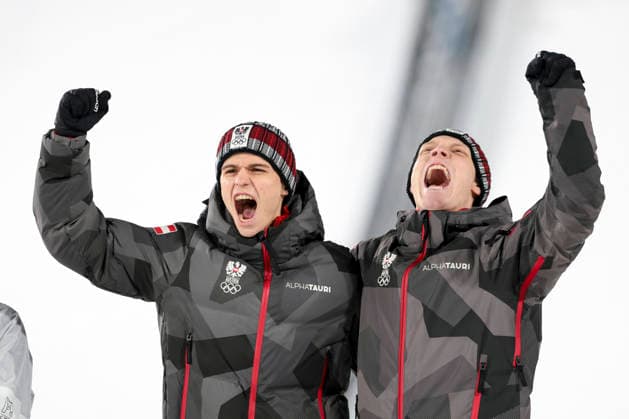 OLYMPICS - Winter Olympic Games, Olympische Spiele, Olympia, OS Milano Cortina 2026 PREDAZZO,ITALY,16.FEB.26 - OLYMPICS, Ski jumping, Skispringen, Ski, nordisch - Winter Olympic Games Milano Cortina 2026, large hill, Super Team, men, medal ceremony. Image shows Stephan Embacher and Jan Hoerl (AUT).  GEPAxpictures xMatthiasxTrinkl