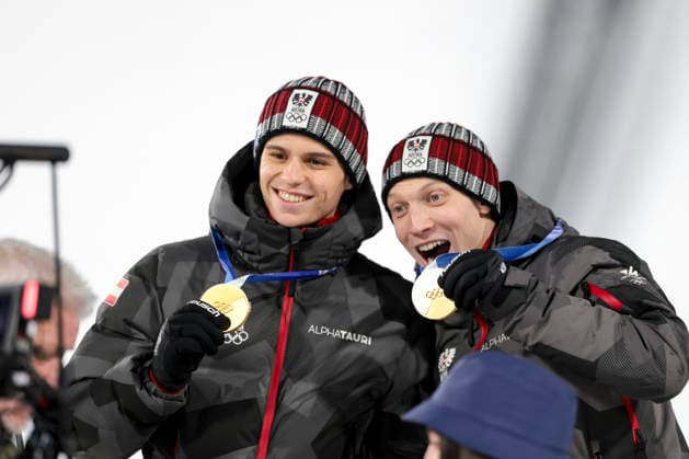 OLYMPICS - Winter Olympic Games, Olympische Spiele, Olympia, OS Milano Cortina 2026 PREDAZZO,ITALY,16.FEB.26 - OLYMPICS, Ski jumping, Skispringen, Ski, nordisch - Winter Olympic Games Milano Cortina 2026, large hill, Super Team, men, medal ceremony. Image shows the rejoicing of Stephan Embacher and Jan Hoerl (AUT). Keywords: medal.  GEPAxpictures xMatthiasxTrinkl