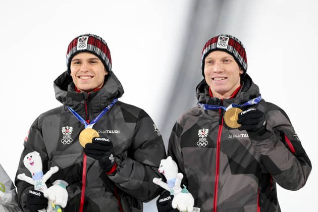OLYMPICS - Winter Olympic Games, Olympische Spiele, Olympia, OS Milano Cortina 2026 PREDAZZO,ITALY,16.FEB.26 - OLYMPICS, Ski jumping, Skispringen, Ski, nordisch - Winter Olympic Games Milano Cortina 2026, large hill, Super Team, men, medal ceremony. Image shows the rejoicing of Stephan Embacher and Jan Hoerl (AUT). Keywords: medal.  GEPAxpictures xMatthiasxTrinkl