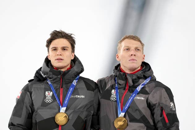 OLYMPICS - Winter Olympic Games, Olympische Spiele, Olympia, OS Milano Cortina 2026 PREDAZZO,ITALY,16.FEB.26 - OLYMPICS, Ski jumping, Skispringen, Ski, nordisch - Winter Olympic Games Milano Cortina 2026, large hill, Super Team, men, medal ceremony. Image shows the rejoicing of Stephan Embacher and Jan Hoerl (AUT). Keywords: medal.  GEPAxpictures xMatthiasxTrinkl