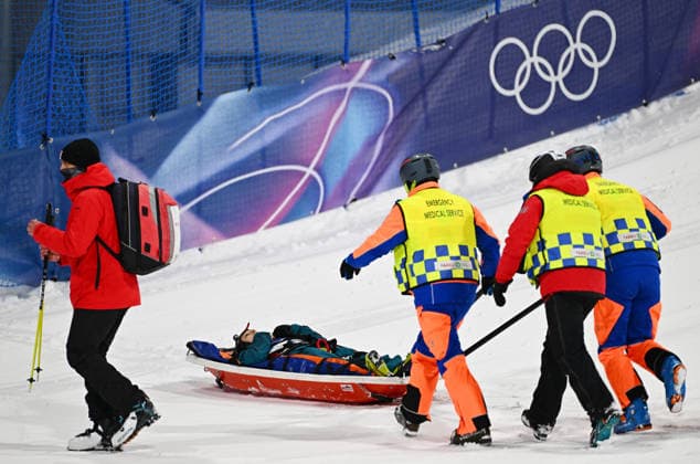 (260216) -- LIVIGNO, Feb. 16, 2026 -- The injured Mathilde Gremaud of Switzerland is transferred before the freestyle skiing women s freeski big air final at the Milan-Cortina 2026 Olympic Winter games, Winterspiele,Spiele, Summer games in Livigno, Italy, Feb. 16, 2026. ) (MICO2026)ITALY-LIVIGNO-OLYMPIC WINTER GAMES-FREESTYLE SKIING-WOMEN S BIG AIR-FINAL ZhangxHongxiang 