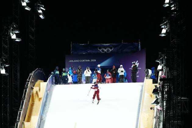 February 16, 2026, Livigno, Italy: Canada Megan Oldham drops in during warm up as Canada s Naomi Urness waits ahead of the women s freeski big air final at the Milano Cortina 2026 Winter Olympic Games, Olympische Spiele, Olympia, OS in Livigno, Italy on Monday, Feb. 16, 2026. Canada News - February 16, 2026  - ZUMAc35_ 20260216_zaf_c35_137 Copyright: xSeanxKilpatrickx