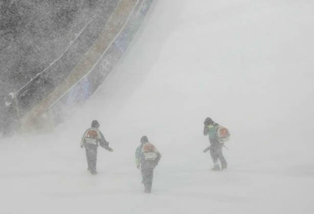 Course workers try to blow snow from the jump during a heavy snowstorm before the start of the Women s Freeski Big Air Final at the Milano Cortina 2026 Winter Olympic Games, Olympische Spiele, Olympia, OS in Livigno, Italy, on Monday, February 16, 2026.  OLY20260216821 BOBxSTRONG