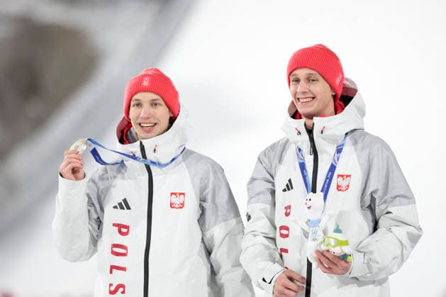OLYMPICS - Winter Olympic Games, Olympische Spiele, Olympia, OS Milano Cortina 2026 PREDAZZO,ITALY,16.FEB.26 - OLYMPICS, Ski jumping, Skispringen, Ski, nordisch - Winter Olympic Games Milano Cortina 2026, large hill, Super Team, men, medal ceremony. Image shows the rejoicing of Kacper Tomasiak (POL) and Pawel Wasek (POL). Keywords: medal.  GEPAxpictures xMatthiasxTrinkl